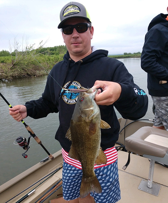 Corbin Gotwalt catches big bass with Jackall Riserbait 007R